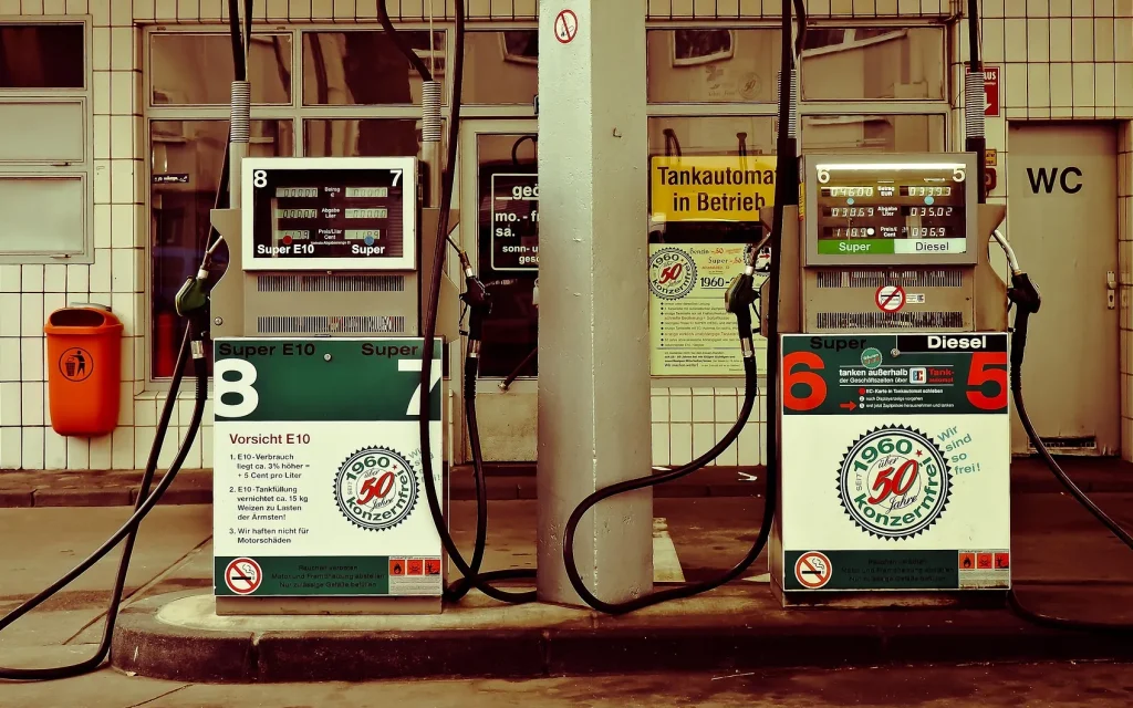 Realistische foto van een modern tankstation in Vlissingen, zonder tekst in beeld.