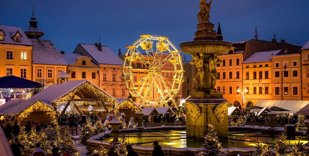Sfeervolle foto van de weekmarkt in het centrum van Vlissingen, met marktkramen, verse producten en een levendige ochtenddrukte.